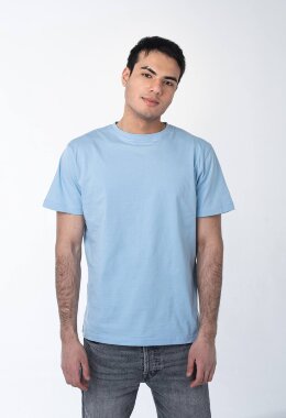 Голубая мужская футболка