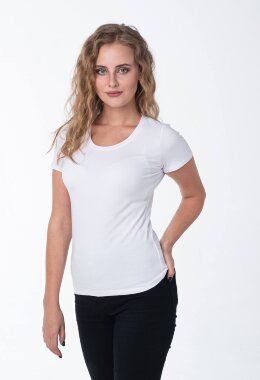 Белая женская футболка