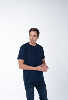 Темно-синяя мужская футболка